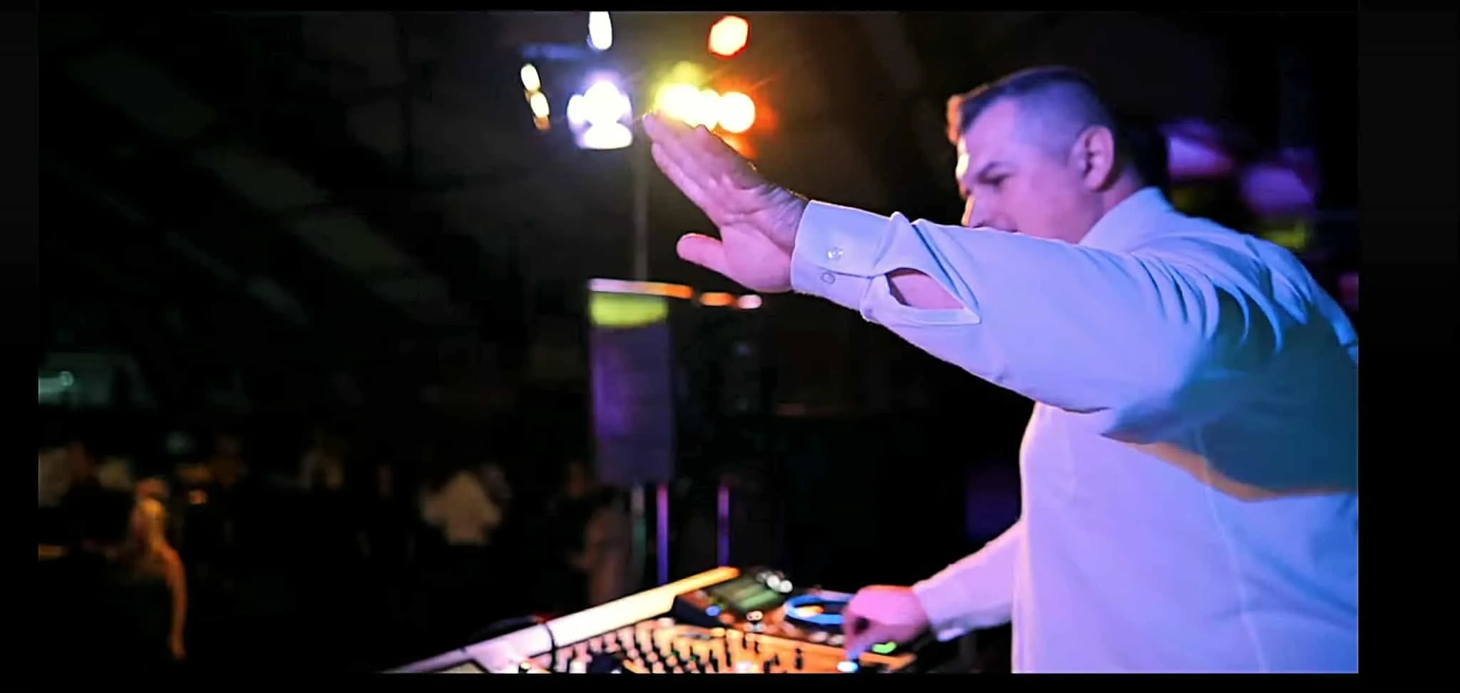 Esküvői DJ szolgáltatás – DJ Vocal a pult mögött